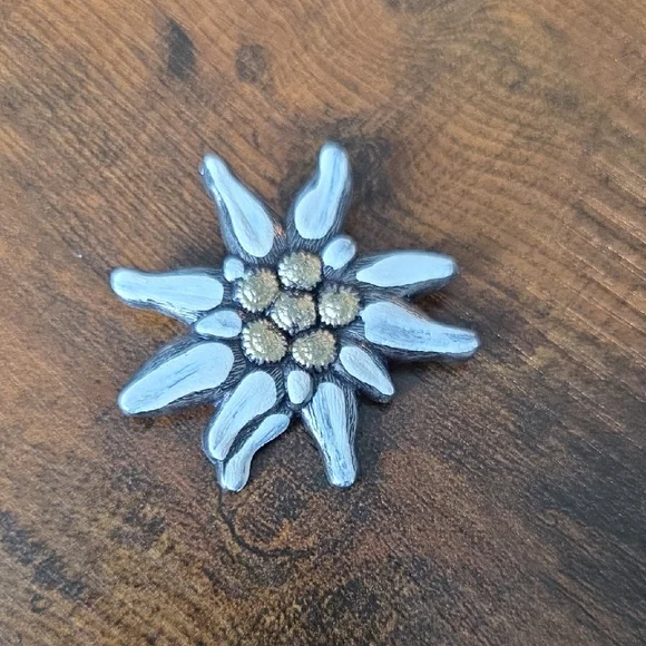 Edelweiss Flower Brooch - Picture 1 of 3